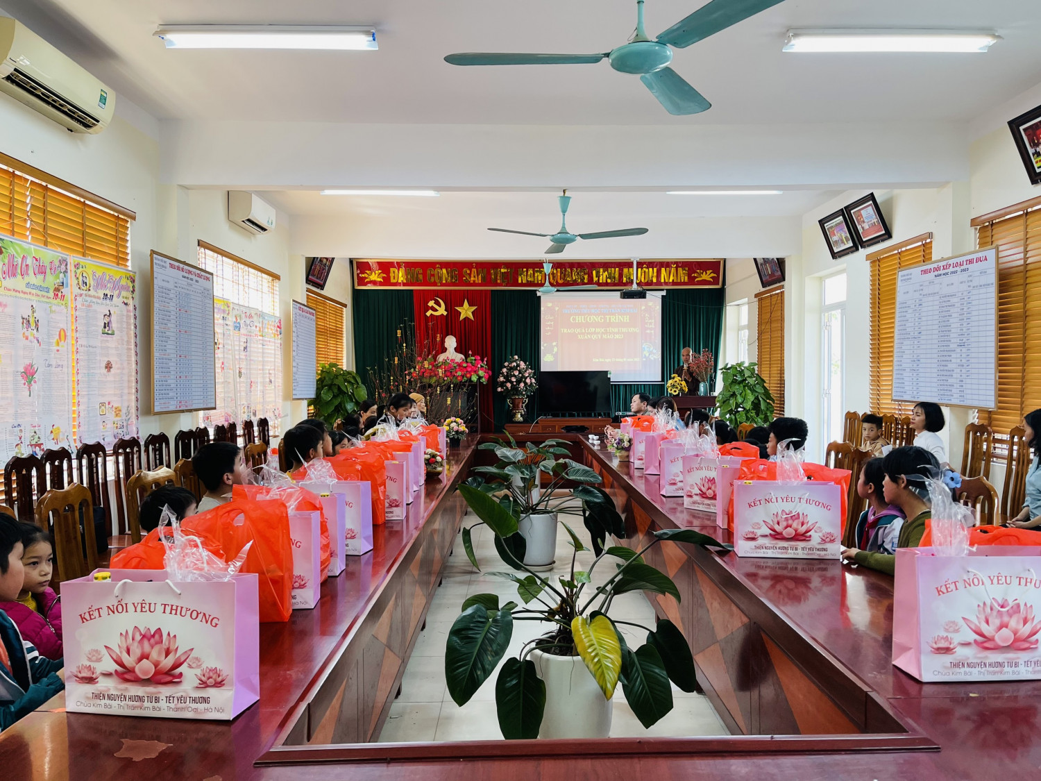 TRƯỜNG TIỂU HỌC THỊ TRẤN KIM BÀI TRAO QUÀ CHO HỌC SINH LỚP HỌC TÌNH THƯƠNG NHÂN DỊP TẾT QUÝ MÃO 2023