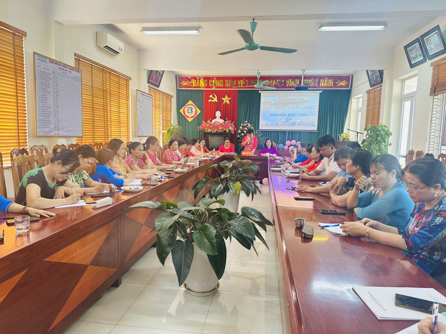 TRƯỜNG TIỂU HỌC THỊ TRẤN KIM BÀI TỔ CHỨC THÀNH CÔNG HỘI NGHỊ VIÊN CHỨC NĂM HỌC 2023-2024