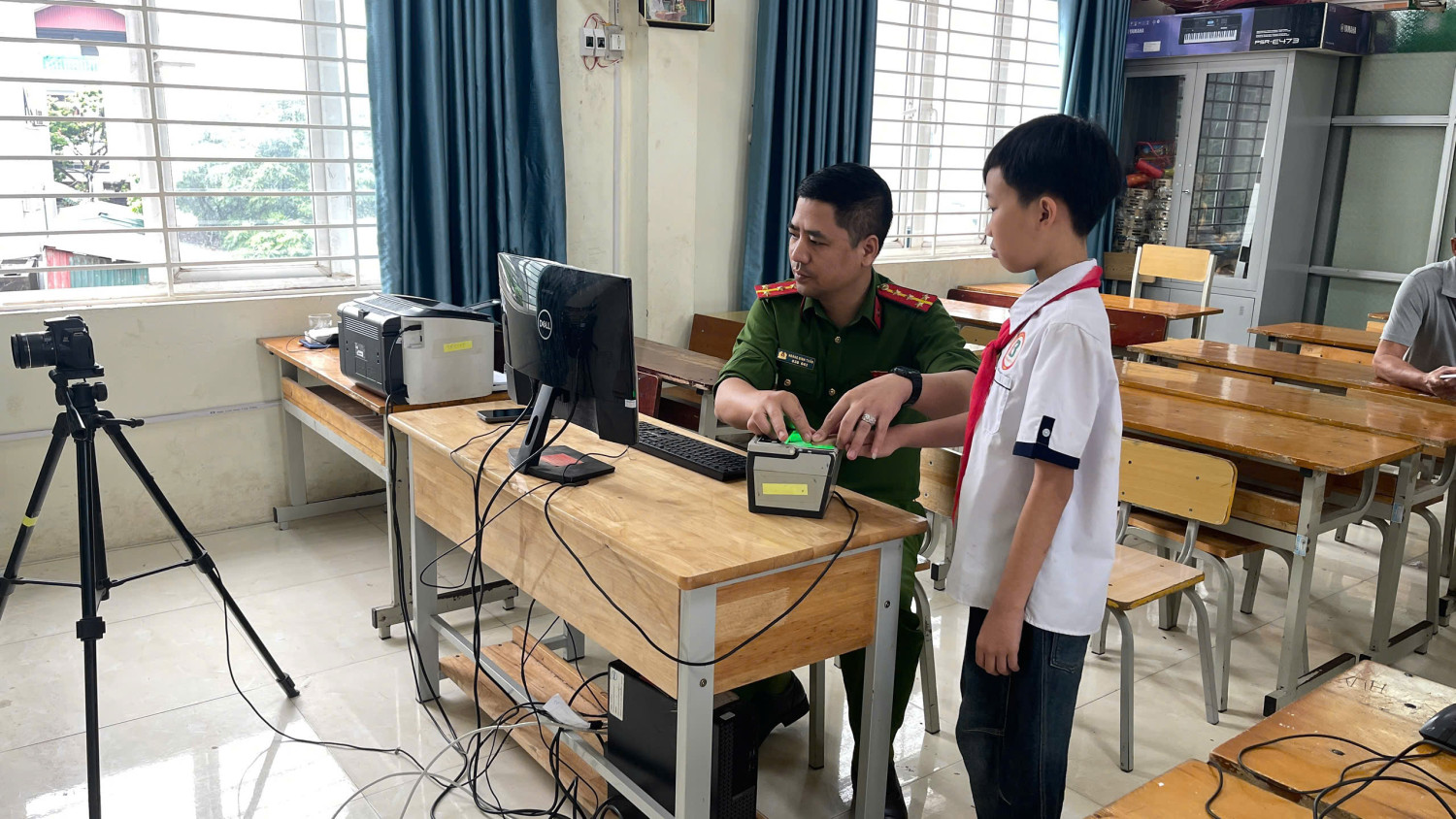 TIỂU HỌC KIM BÀI – PHỐI HỢP CÔNG AN XÃ THANH OAI CẤP CĂN CƯỚC LƯU ĐỘNG CHO HỌC SINH